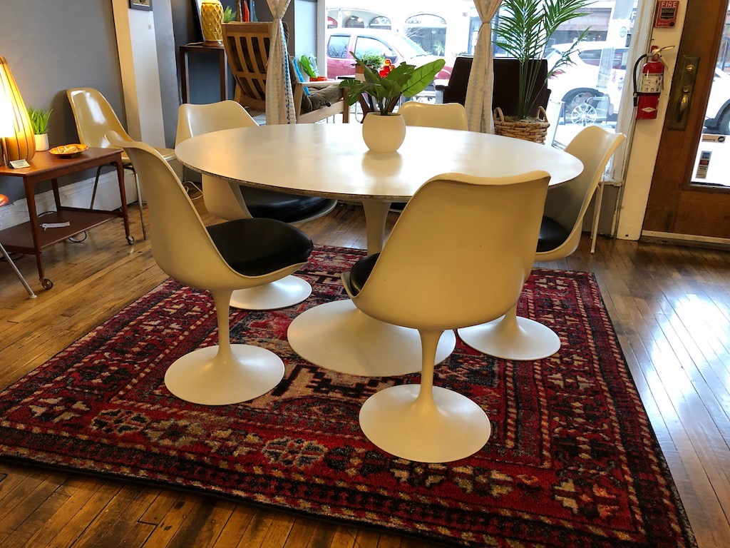 Vintage Saarinen Tulip Table and Chairs for KNOLL 54″ | Circa