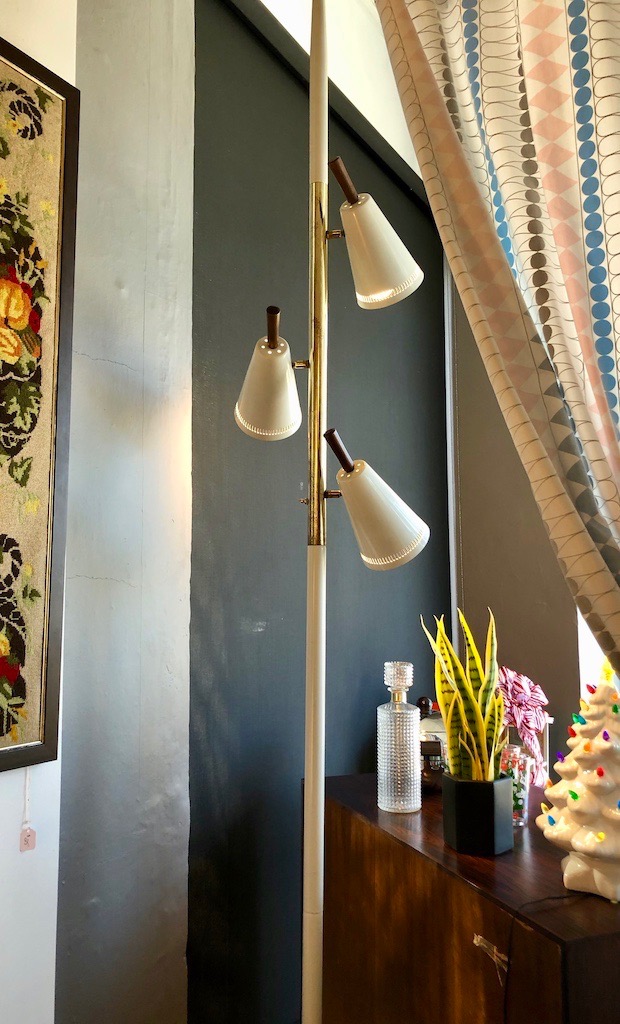 spring loaded pole lamp