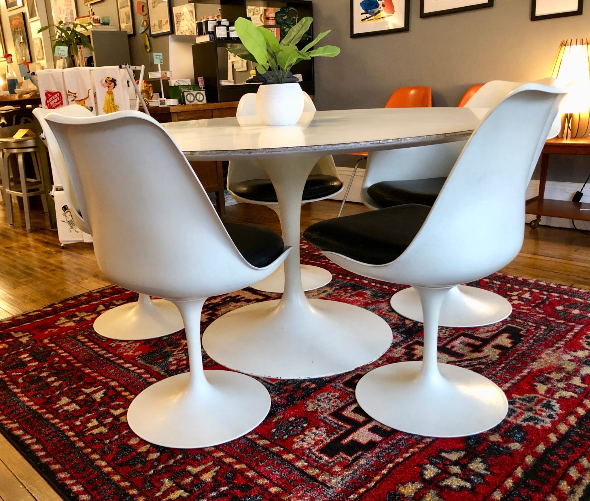 Vintage Saarinen Tulip Table and Chairs for KNOLL 54″ | Circa
