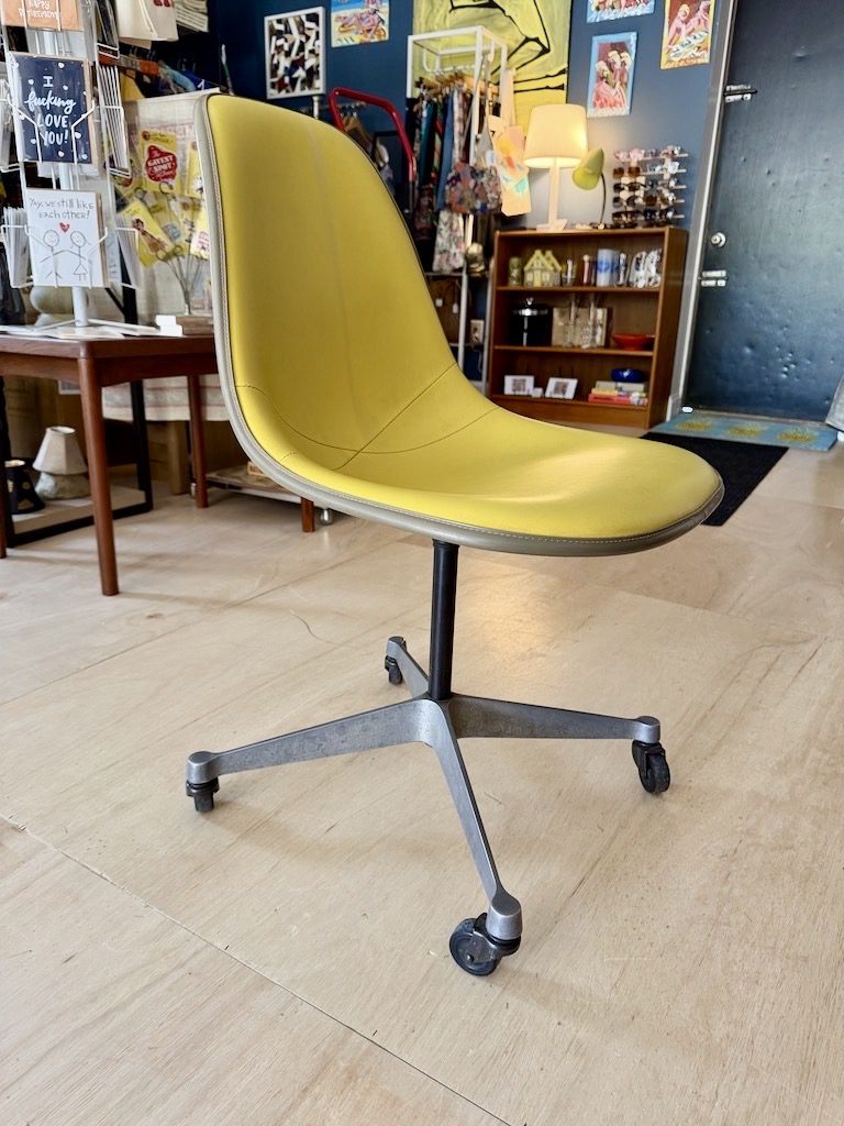 Vintage Eames Rolling Swivel Shell Chair with Vinyl Upholstery - Image 5